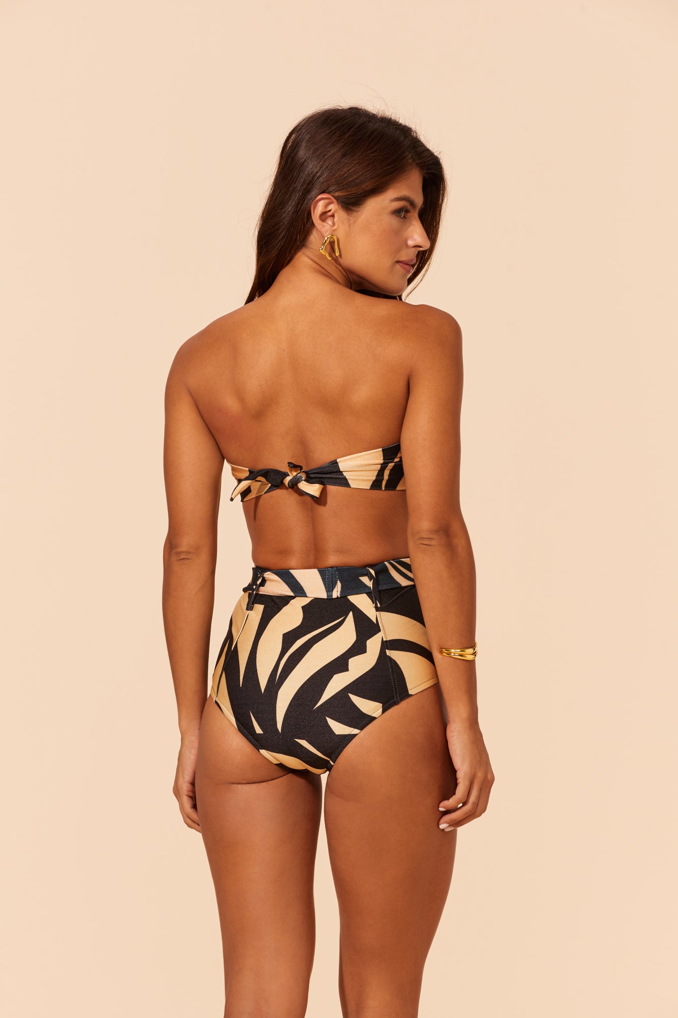 Model Back: Lua Morena Set Set Brisa-Da-Noite Tqc-Argola Hot-Pants-Cinto