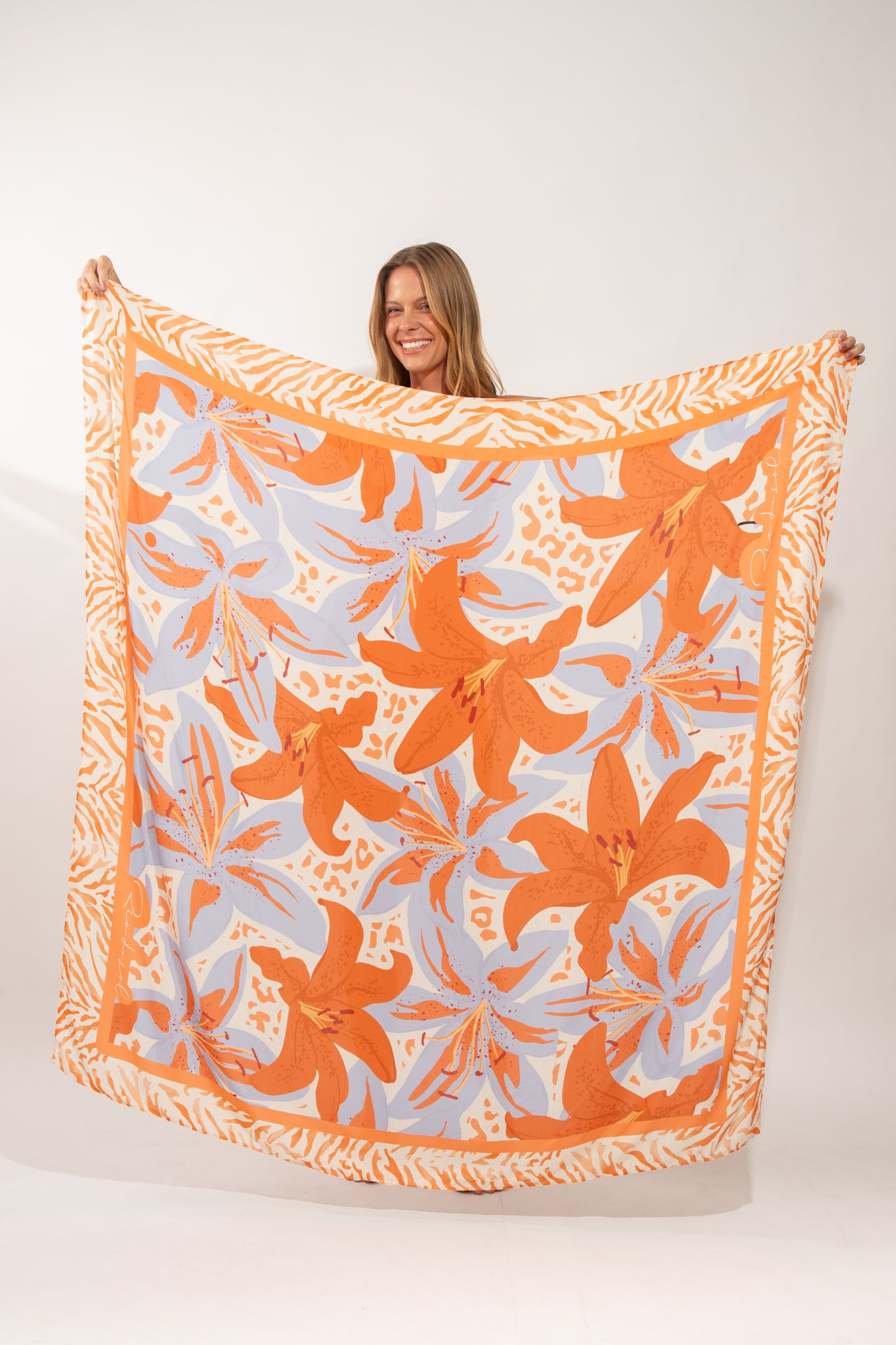 Model Front: Rio De Sol Pareo Olyra Canga