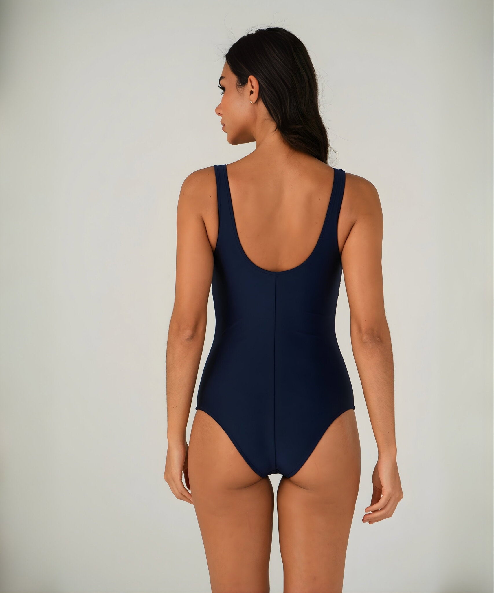 Model Back: Lua Morena One-Piece Maio Rio-Preto Lacinho