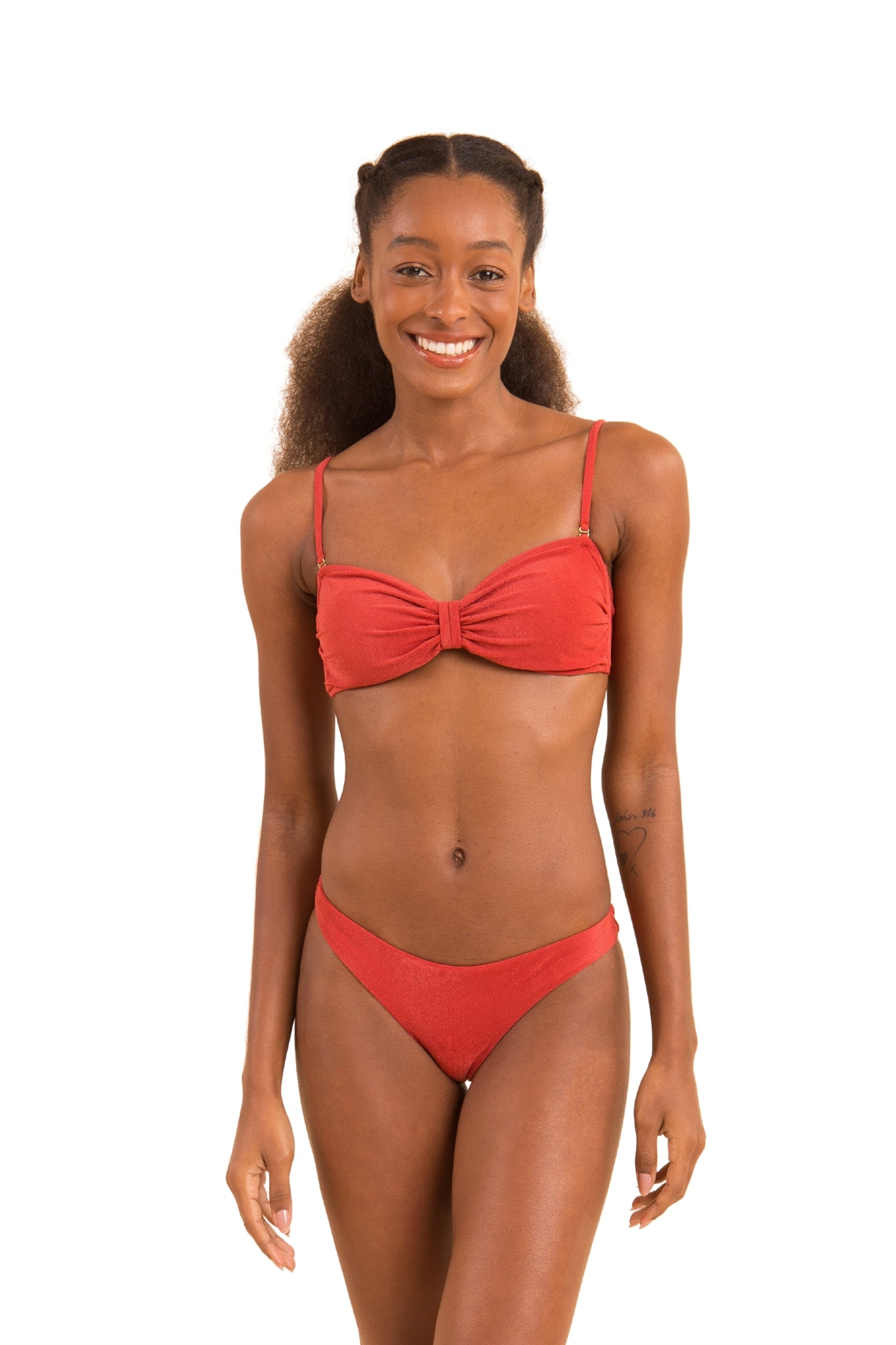 Model Front: Rio De Sol Set Set Malibu-Chili Bandeau-Duo Essential