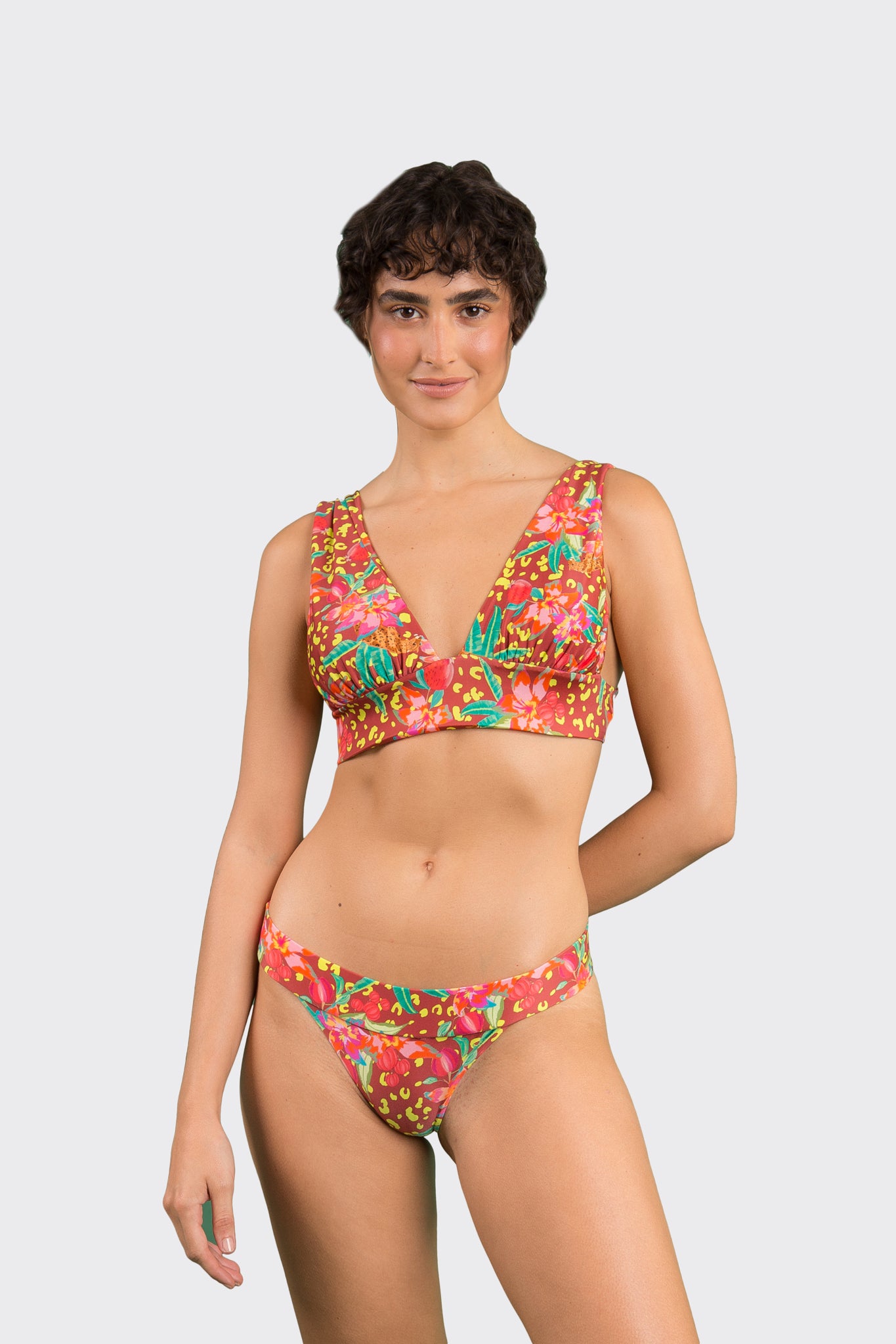 Model Front: Rio De Sol Set Set Tropics Halter-Marina Essential-Cos