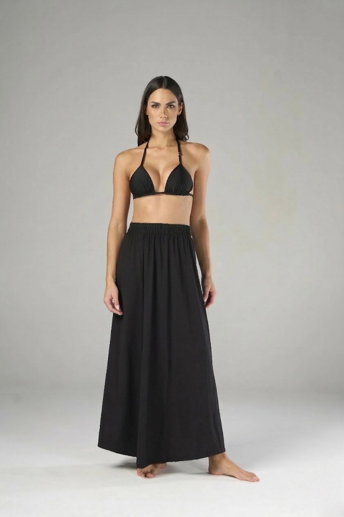 Model Front: Lua Morena Beach Skirt Preto Pareo Skirt Babado