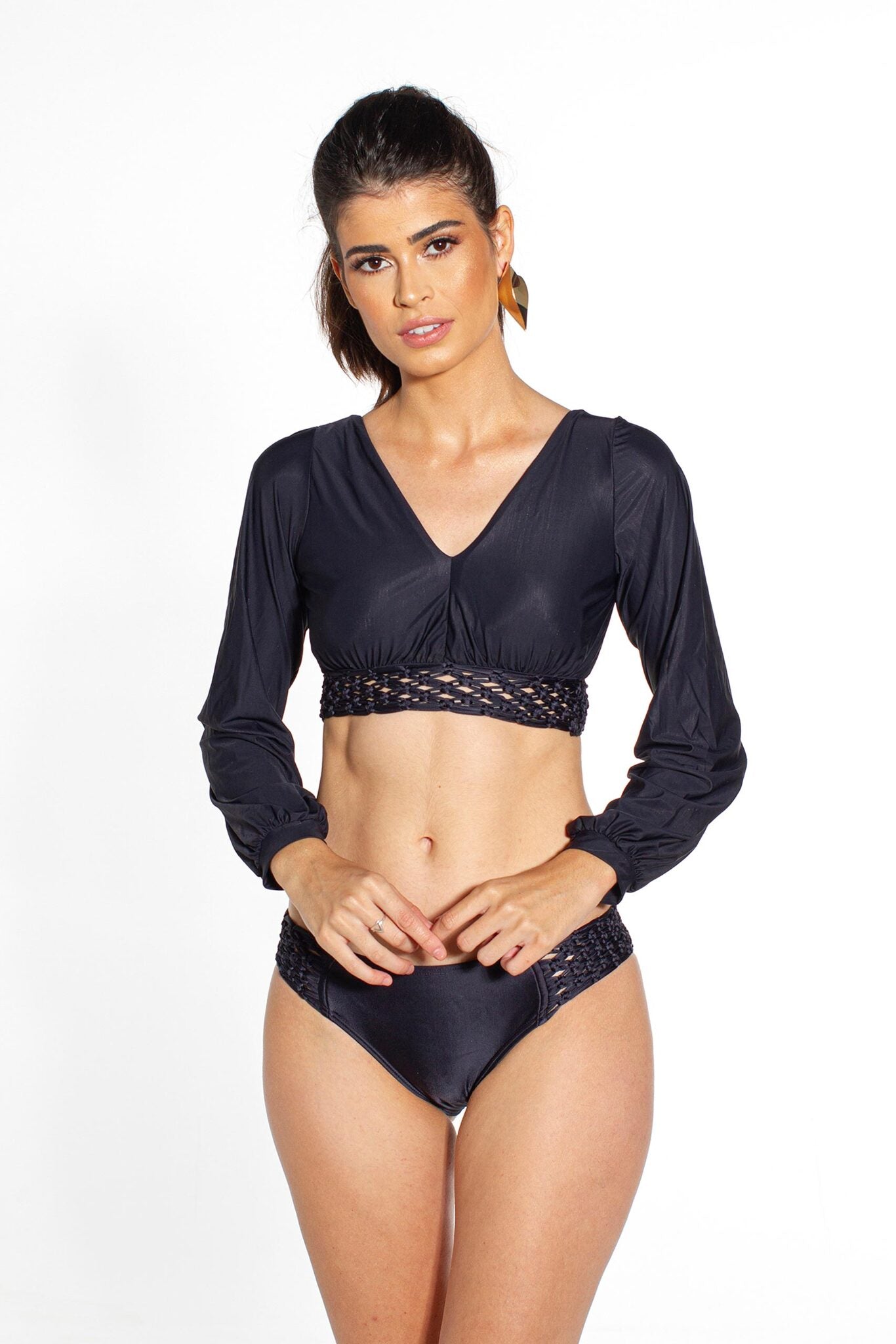 Model Front: Lua Morena Top Top Bufante Macrame Preto