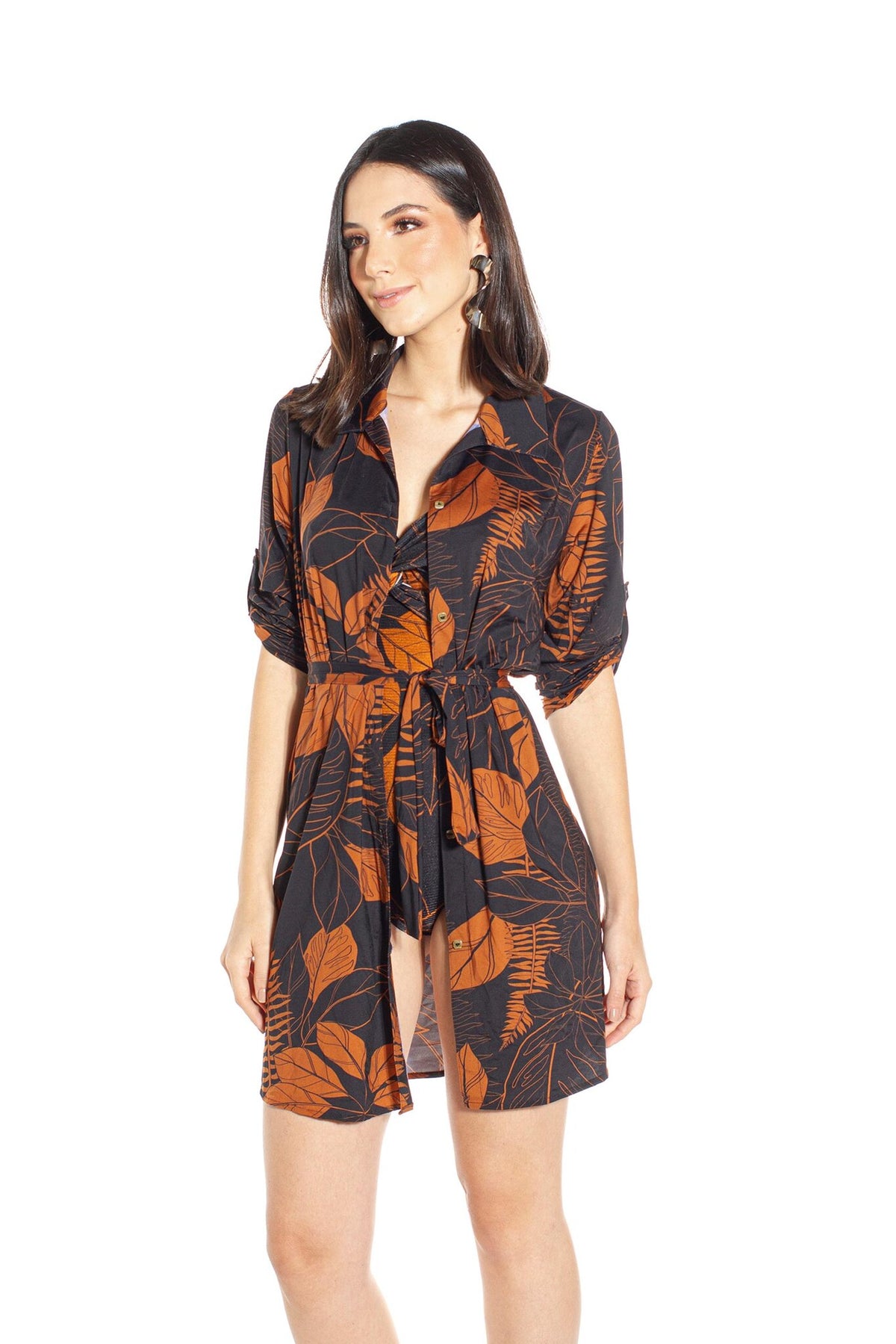 Model Front: Lua Morena Shirtdress Chemise Uv Folhagem Terra