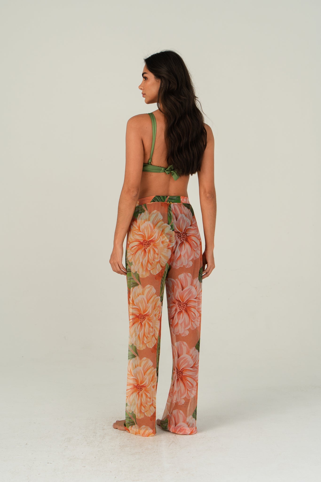 Model Back: Lua Morena Beach Trousers Rosa-Silvestre Pants Tule