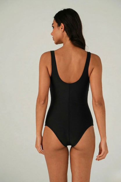 Model Back: Lua Morena One-Piece Maio Preto Lacinho