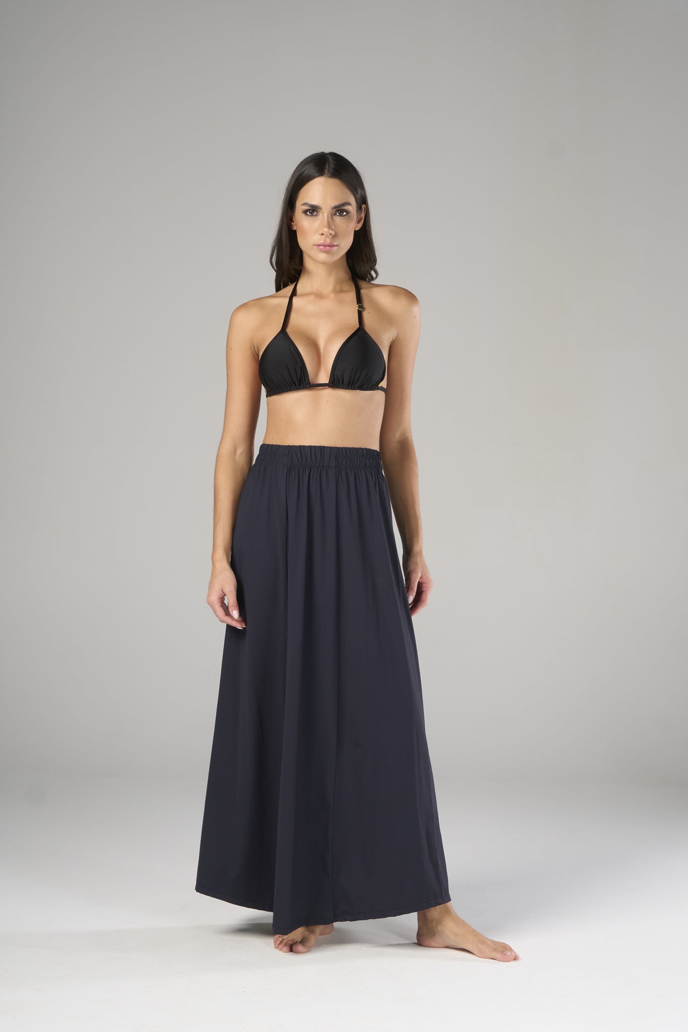 Model Front: Lua Morena Beach Skirt Preto Pareo Skirt Babado