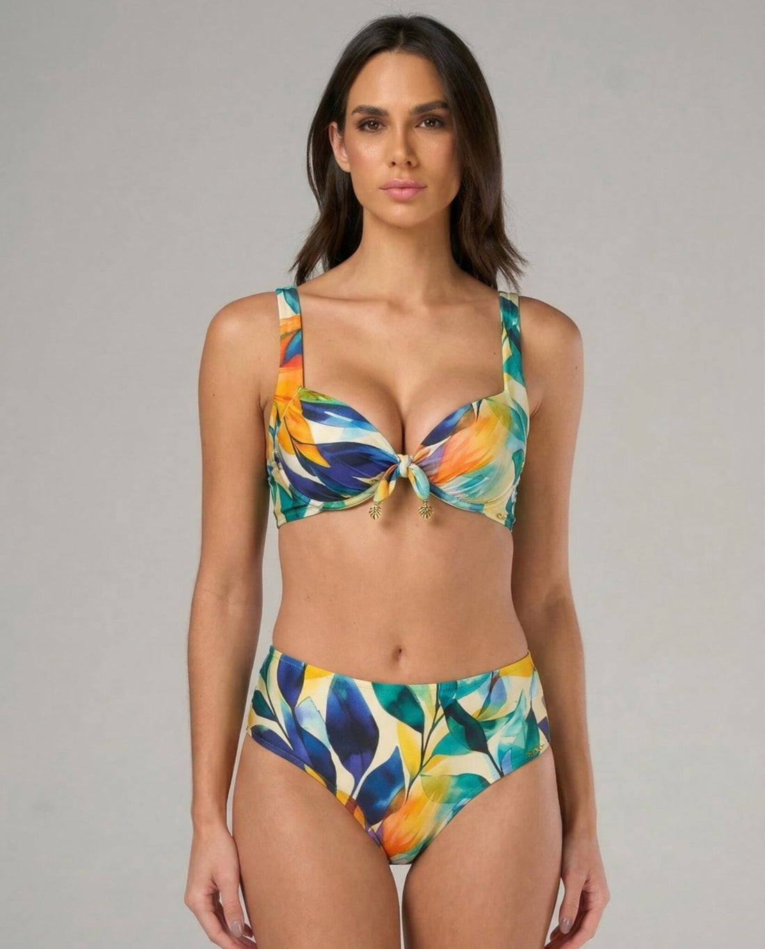Model Front: Lua Morena Bottom Bottom Tangara Hot-Pants-Dobrado