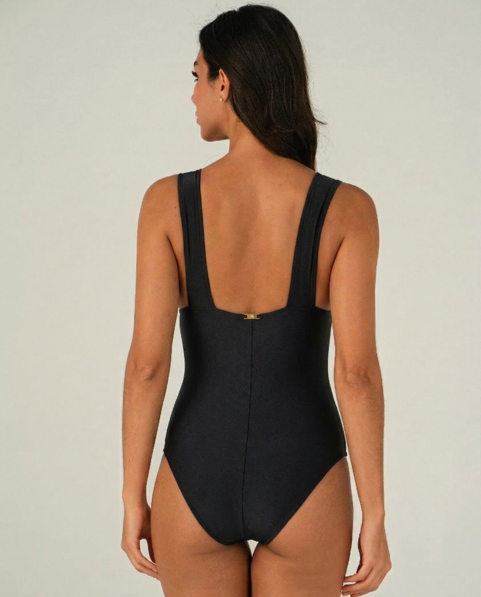 Model Back: Lua Morena One-Piece Maio Preto Compressao