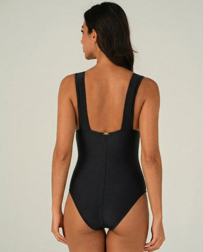 Model Back: Lua Morena One-Piece Maio Preto Compressao