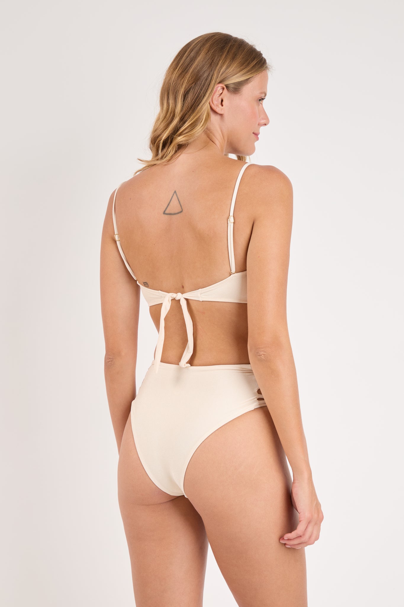 Model Back: Rio De Sol Set Set Malibu-Natural Bandeau-Iris High-Waist-Spin-Iris