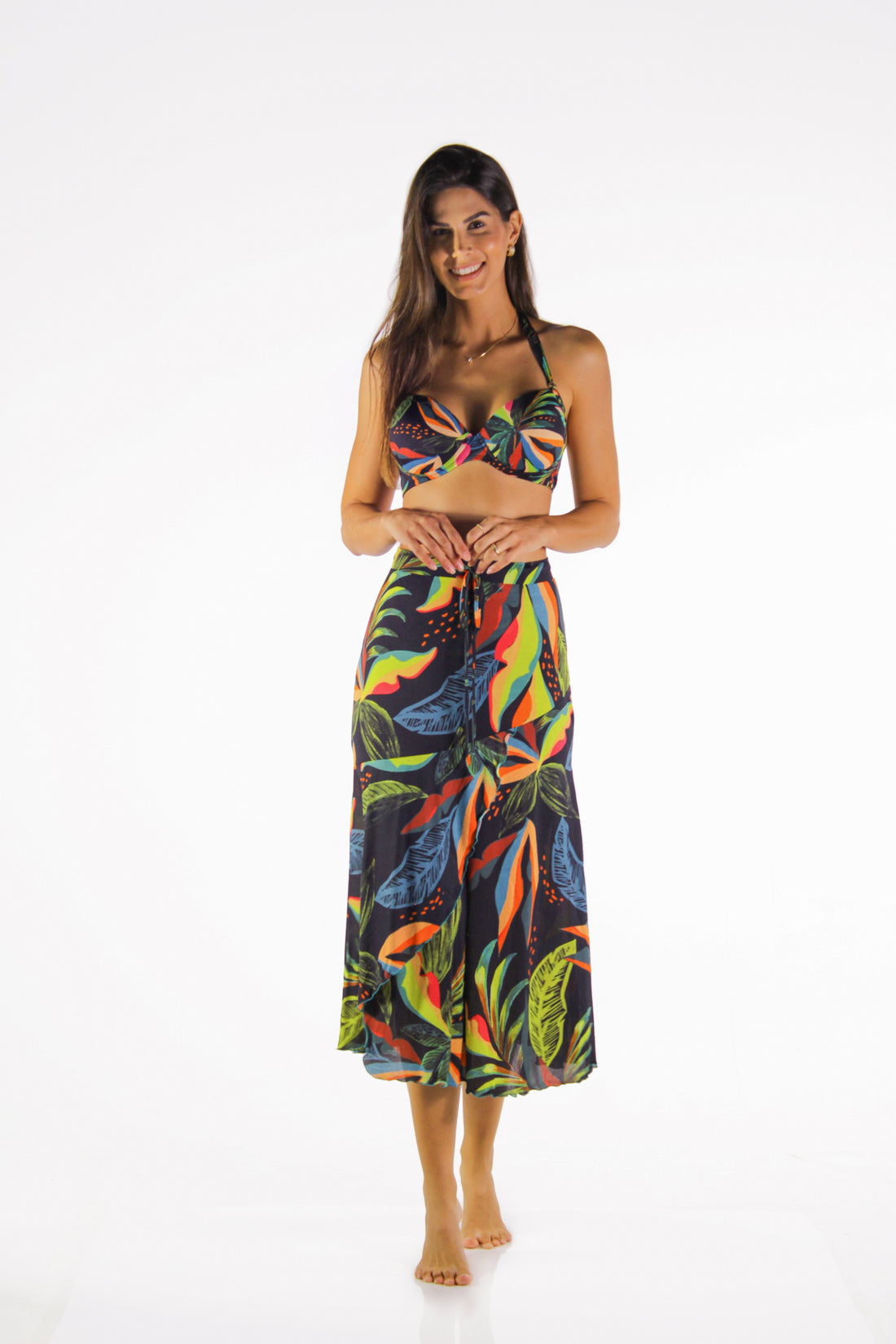Model Front: La Playa Beach Skirt Saia Babado Jardins