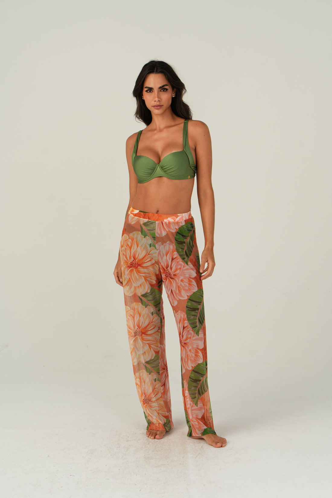 Model Front: Lua Morena Beach Trousers Rosa-Silvestre Pants Tule