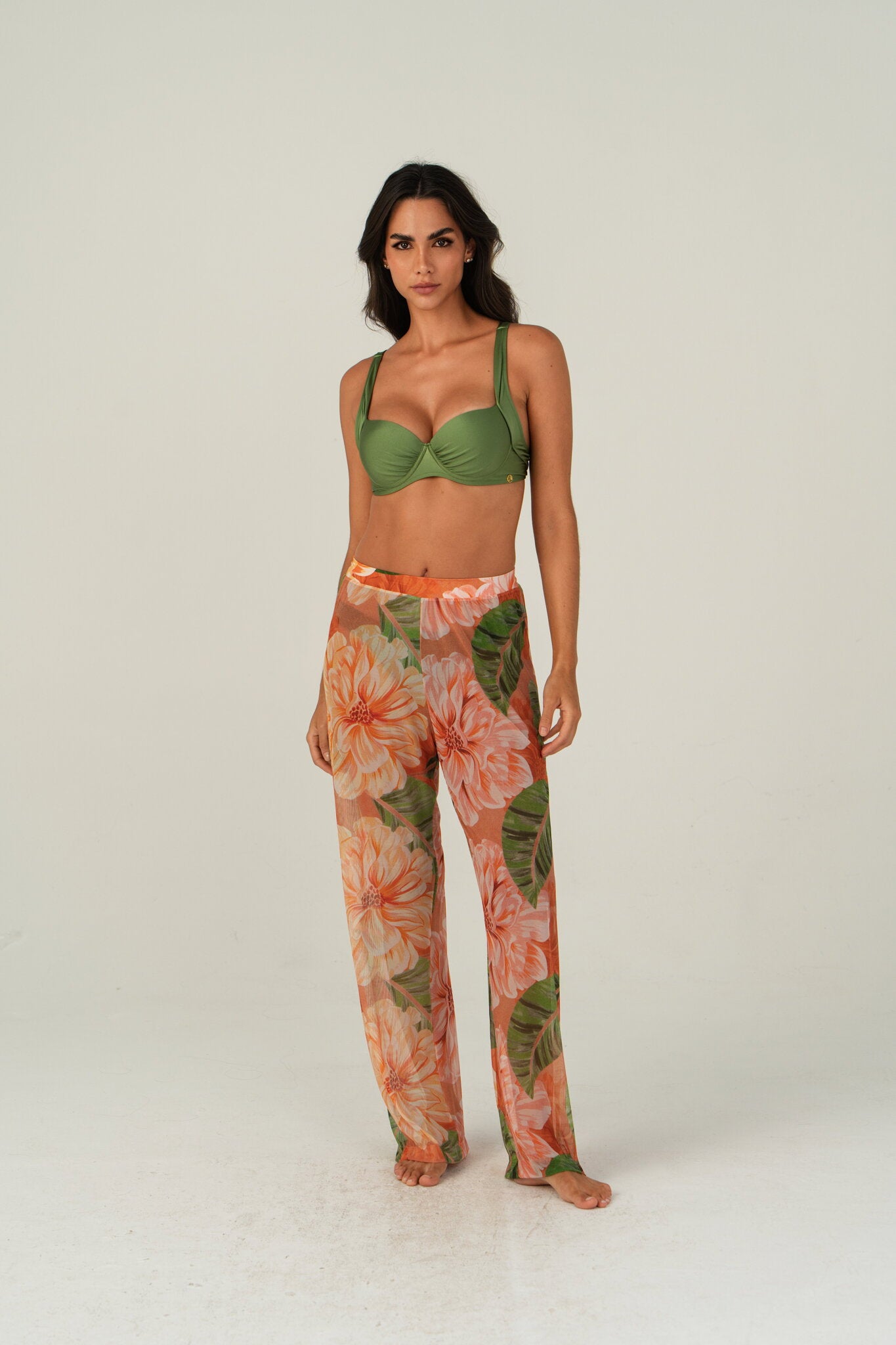 Model Front: Lua Morena Beach Trousers Rosa-Silvestre Pants Tule