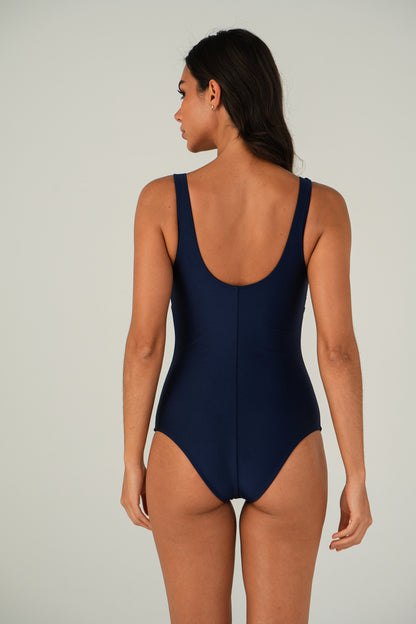 Model Back: Lua Morena One-Piece Maio Rio-Preto Lacinho