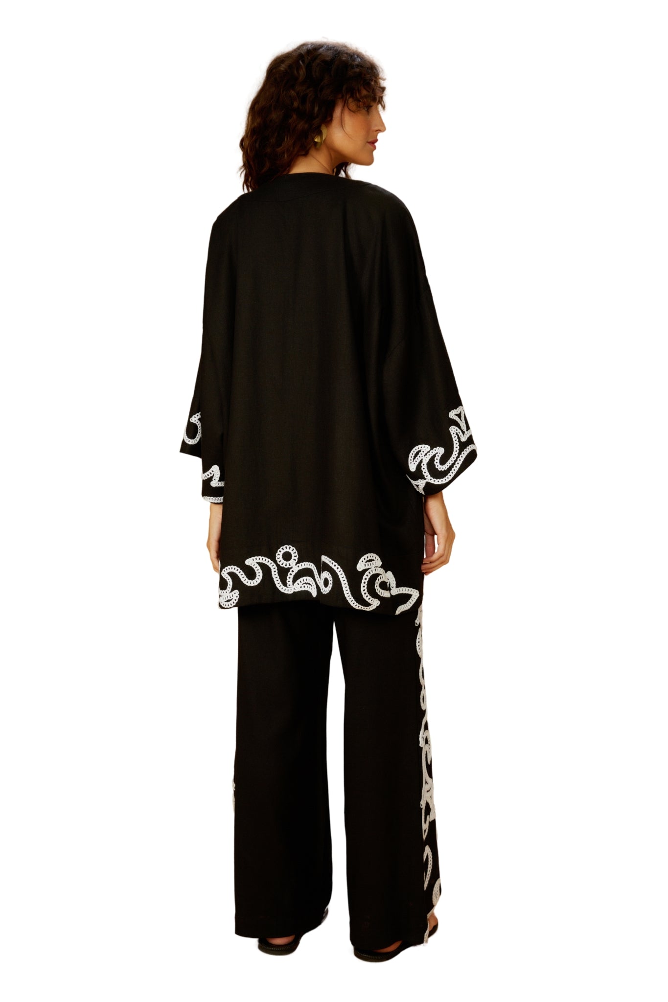 Model Back: Blueman Kaftans / Cover Ups Kimono Barrado Preto