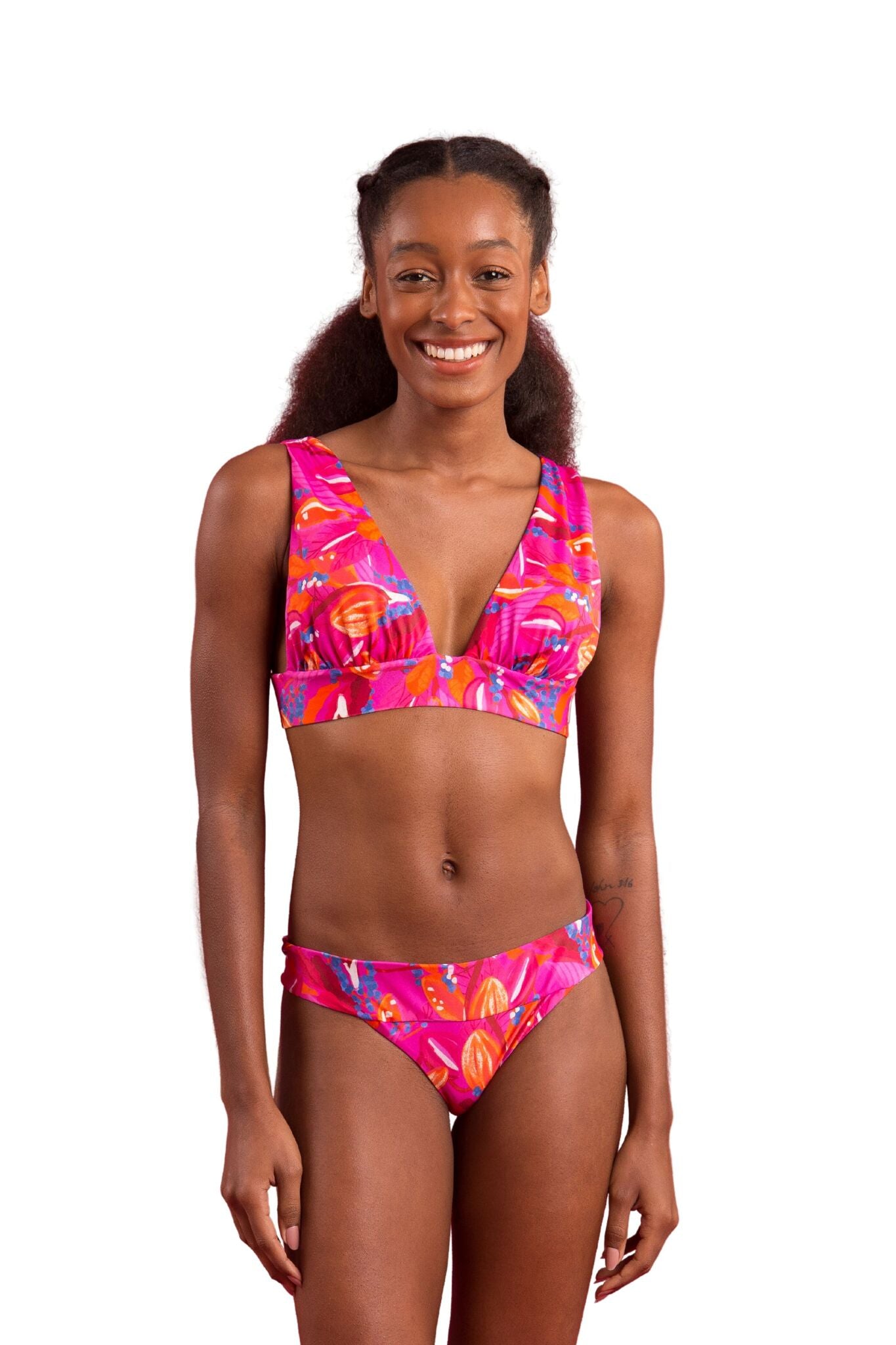 Model Front: Rio De Sol Set Set Flavors Halter-Marina Essential-Cos