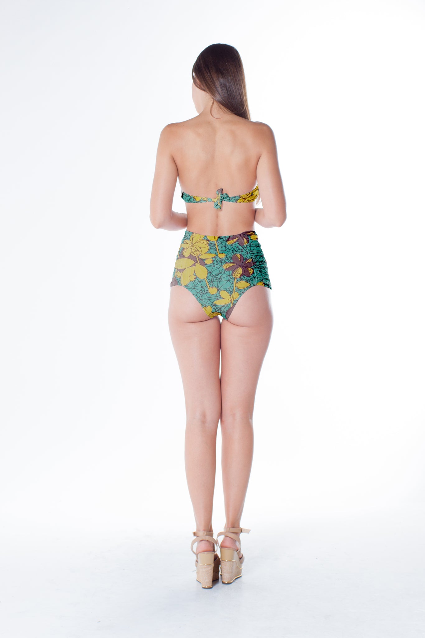 Model Back: Lua Morena Top Top Franzido Metal Rendeira