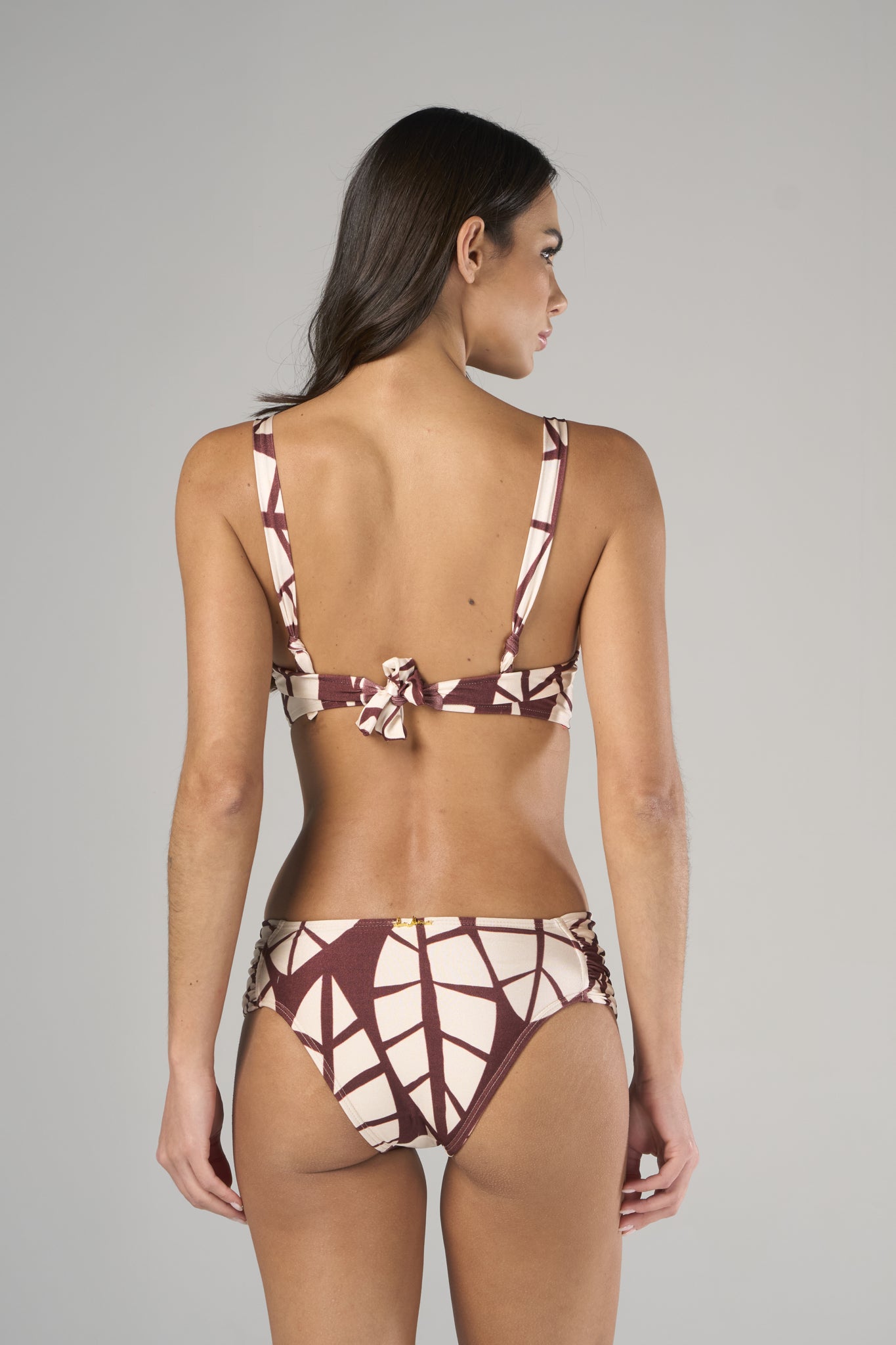 Model Back: Lua Morena Bottom Bottom Folha-Do-Acai Drapeada