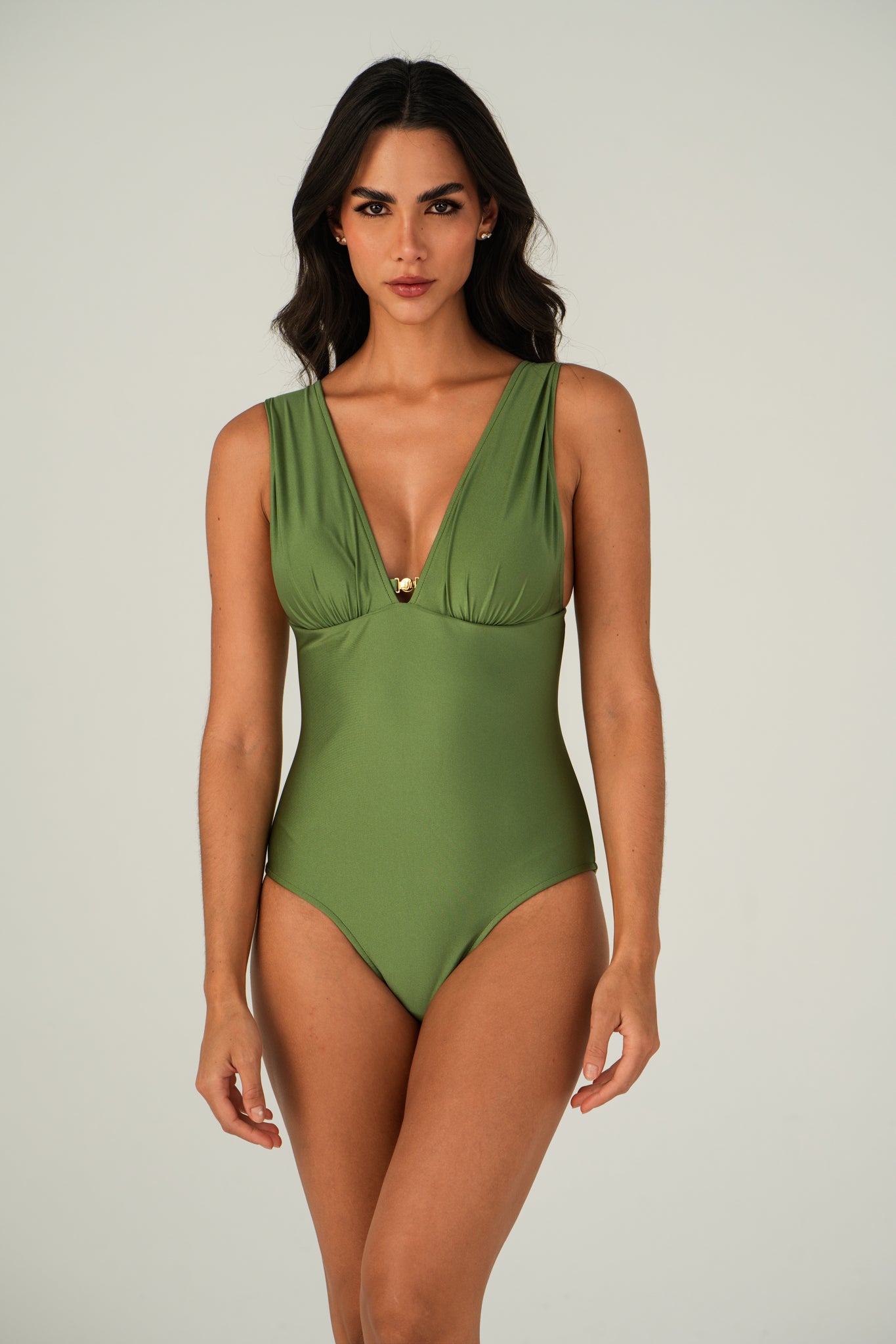 Model Front: Lua Morena One-Piece Maio Aroeira Compressao