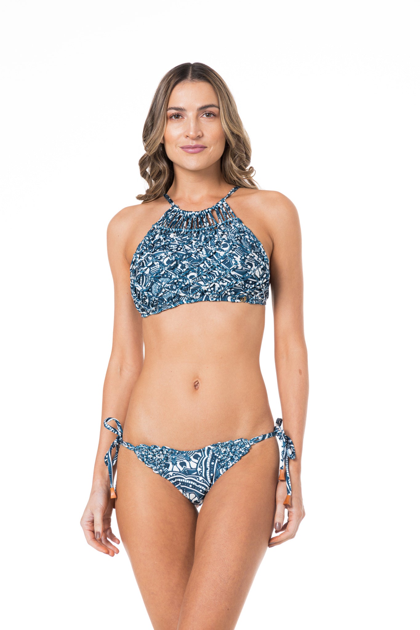 Model Front: Lua Morena Bottom Bottom Dobrado Macrame Renda