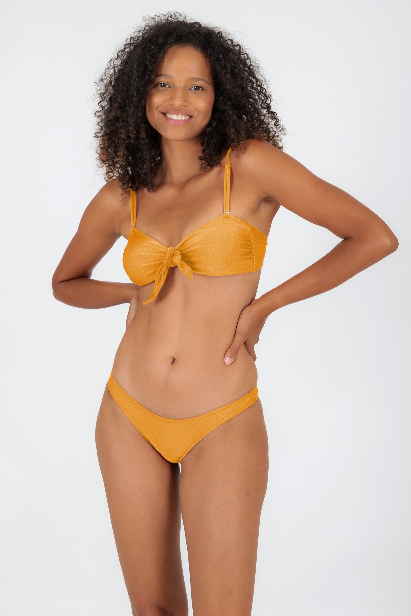 Model Front: Rio De Sol Bottom Bottom Damasco Essential