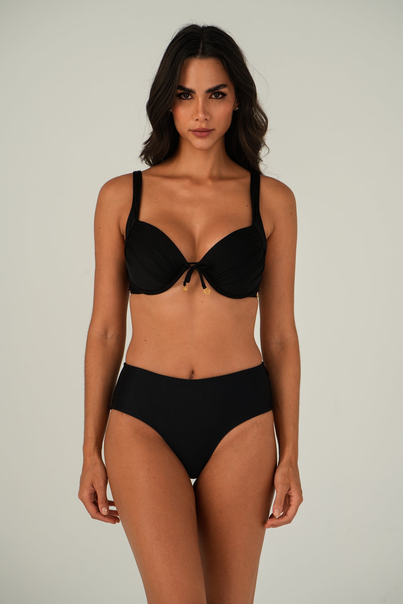 Model Front: Lua Morena Top Top Preto Meia-Taca-Larga