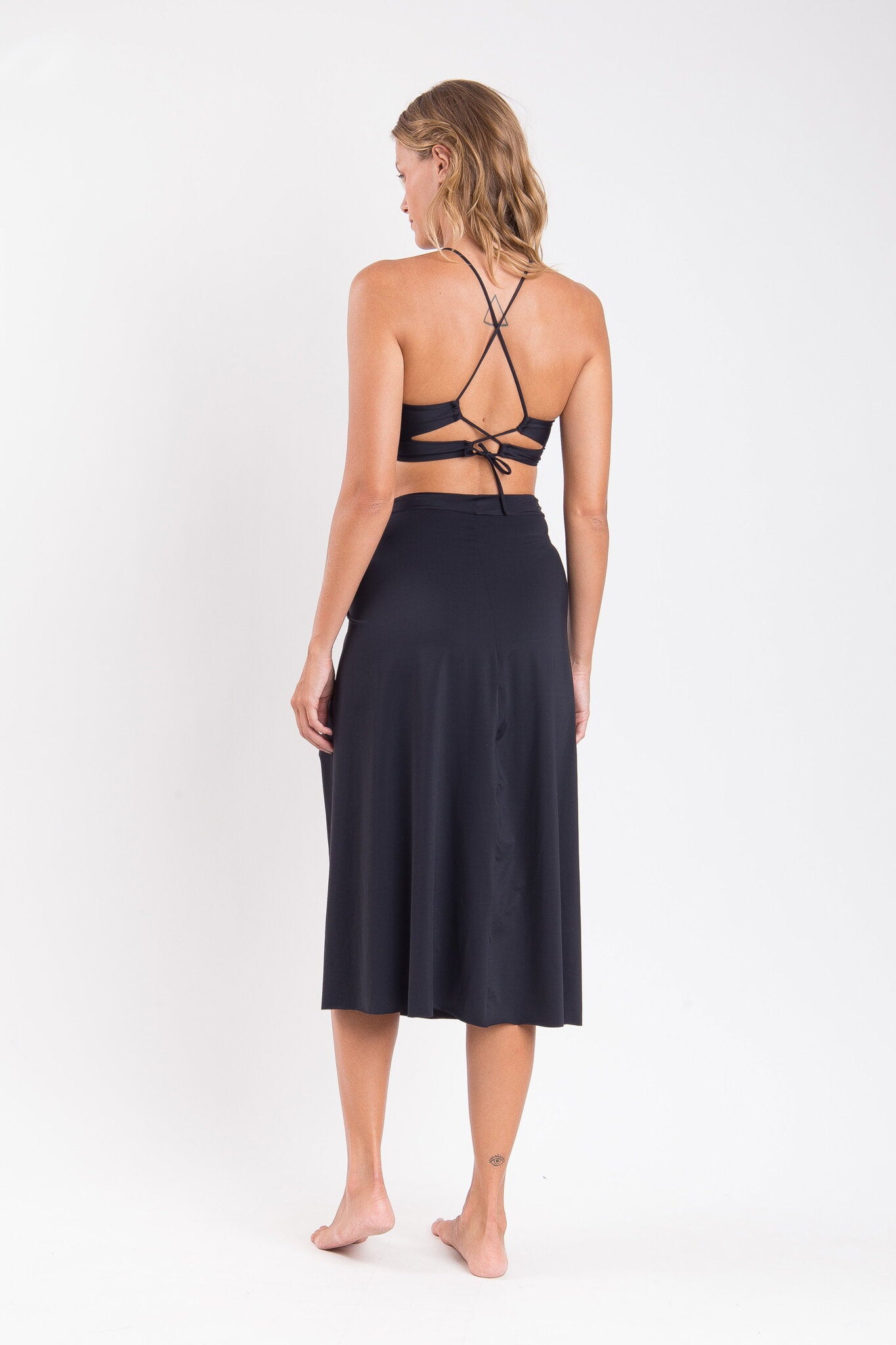 Model Back: Rio De Sol Beach Skirt Nero Long-Skirt-Knot