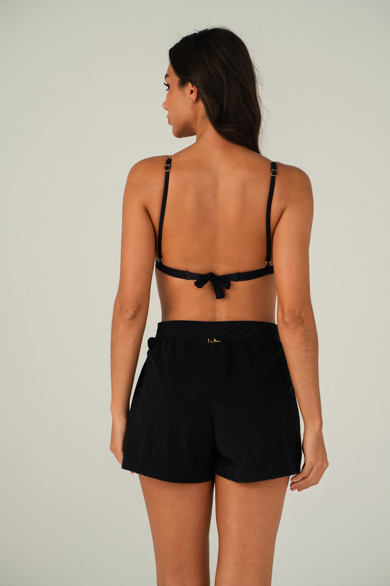 Model Back: Lua Morena Beach Short Preto Shorts Skirt