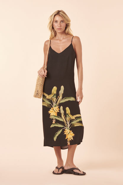 Model Front: Blueman Midi Dress Musa Midi Rafaela