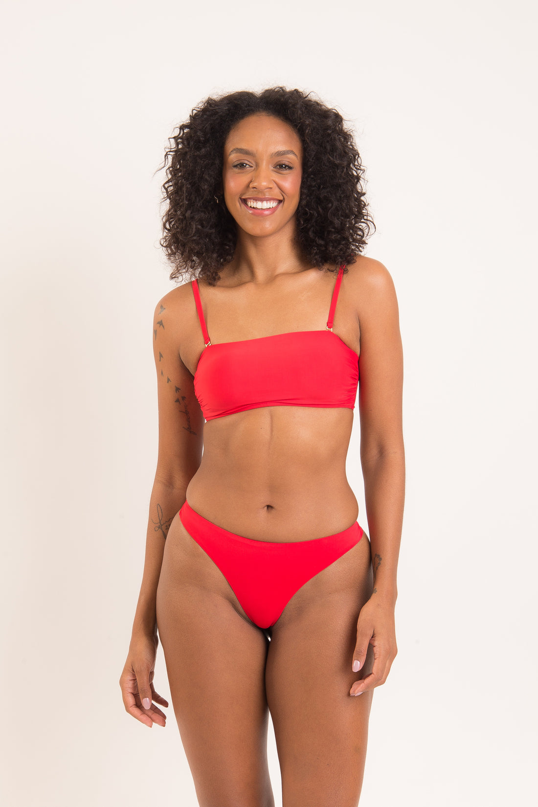 Model Front: Rio De Sol Set Set Rouge Bandeau-Reto Nice-Fio