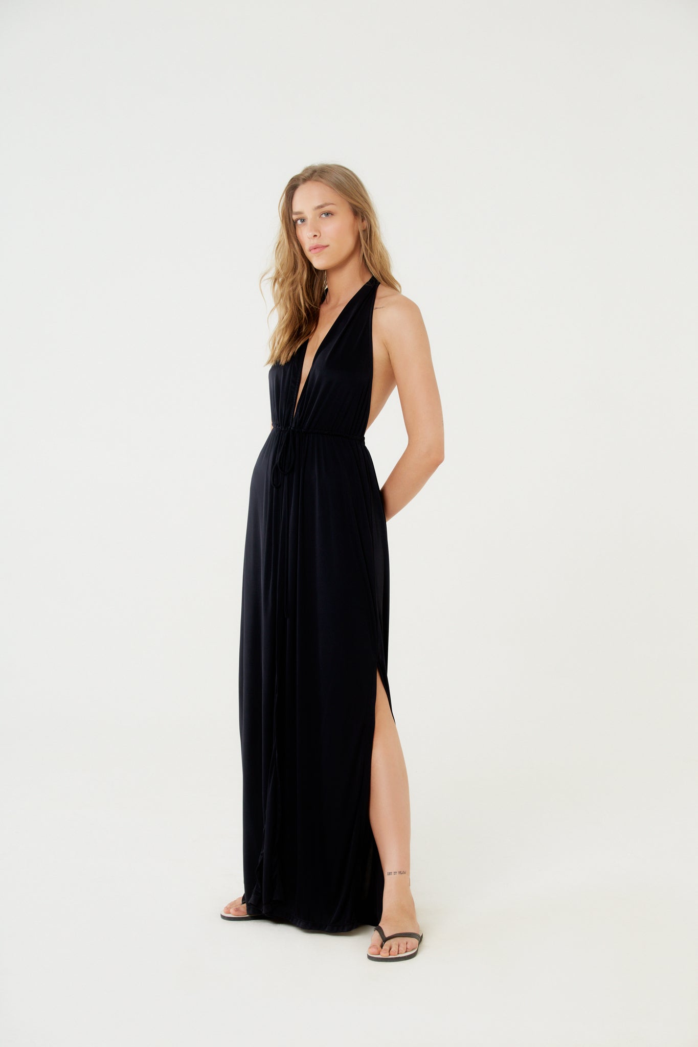 Model Front: Blueman Maxi Dresses Vestido Saida Duo Liso Preto Mistica