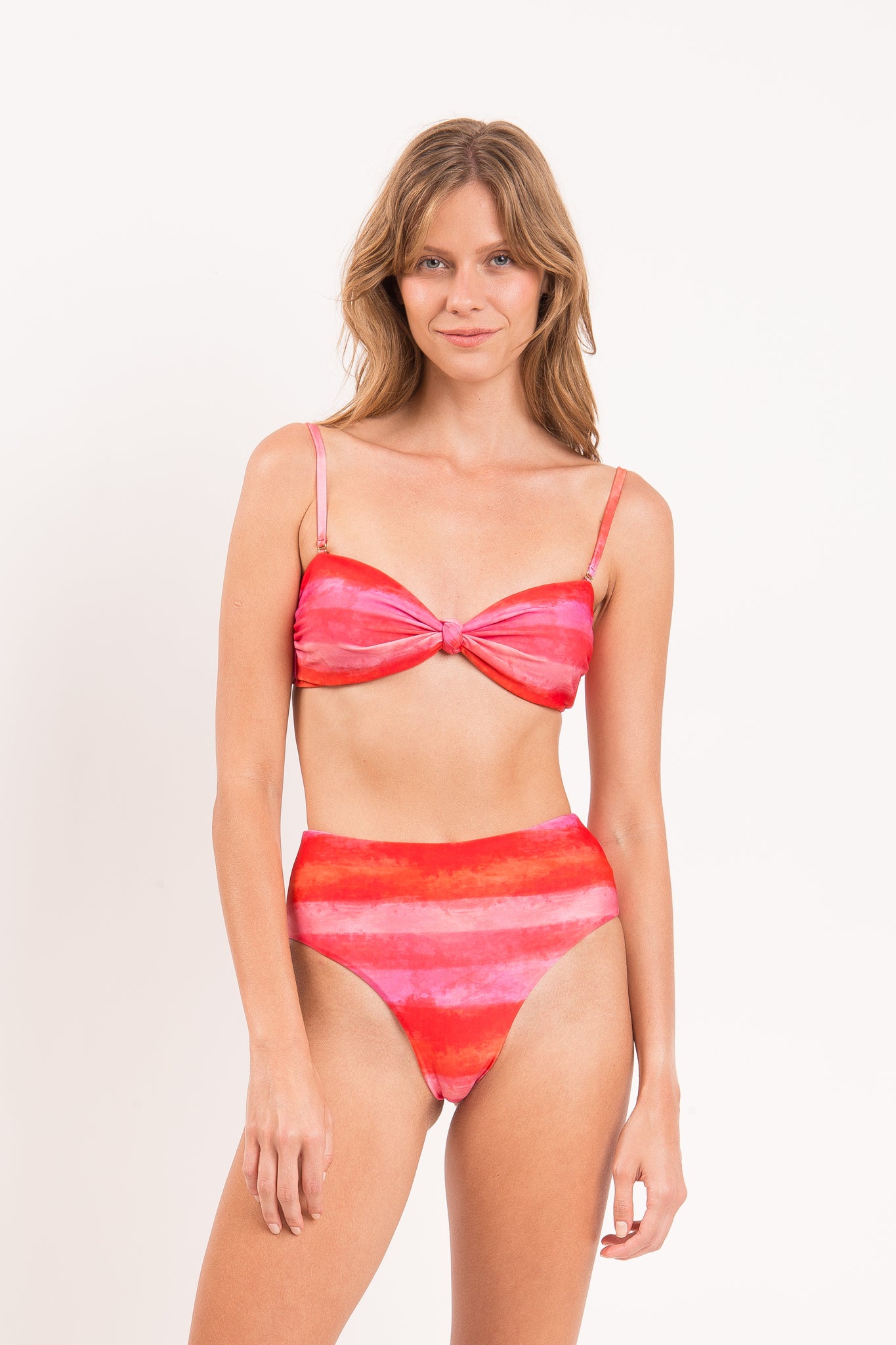 Model Front: Rio De Sol Set Set Cher Bandeau-Joy Hotpants