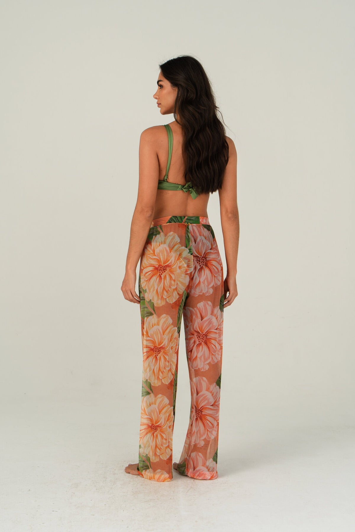 Model Back: Lua Morena Pants Rosa-Silvestre Pants Tule