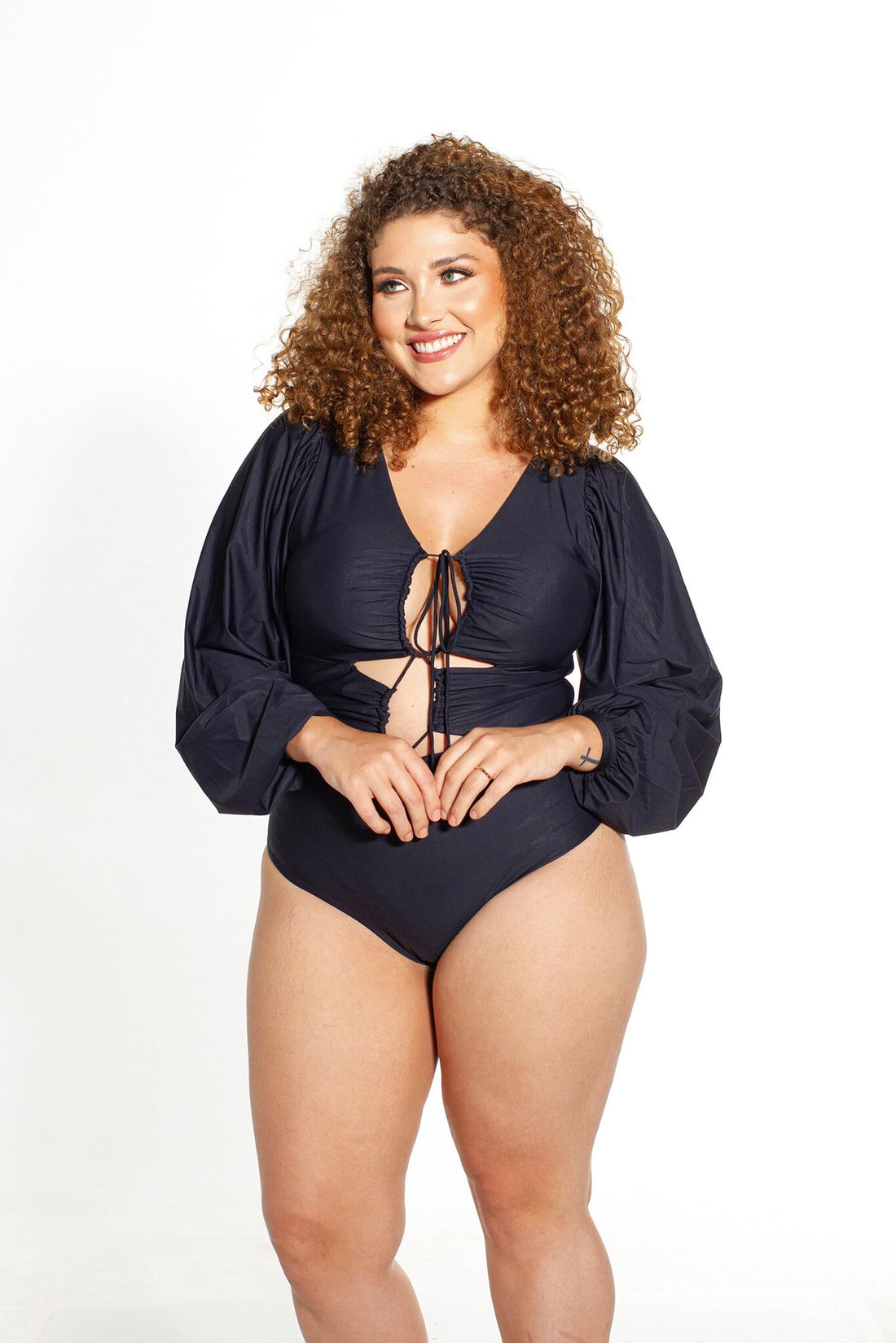 Model Front: Lua Morena One Piece Swimsuits Maio Manga Uv Preto