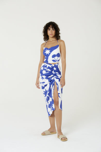 Model Front: Blueman Beach Top Blusa Top Cropped Degage Cerise