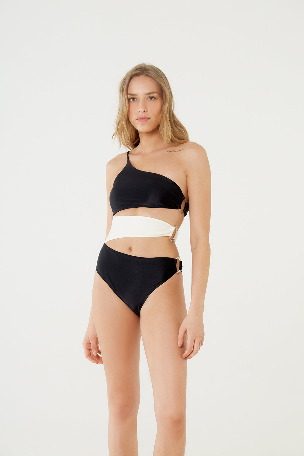 Model Front: Blueman One-Piece Maio Missy Color Ver24 Preto