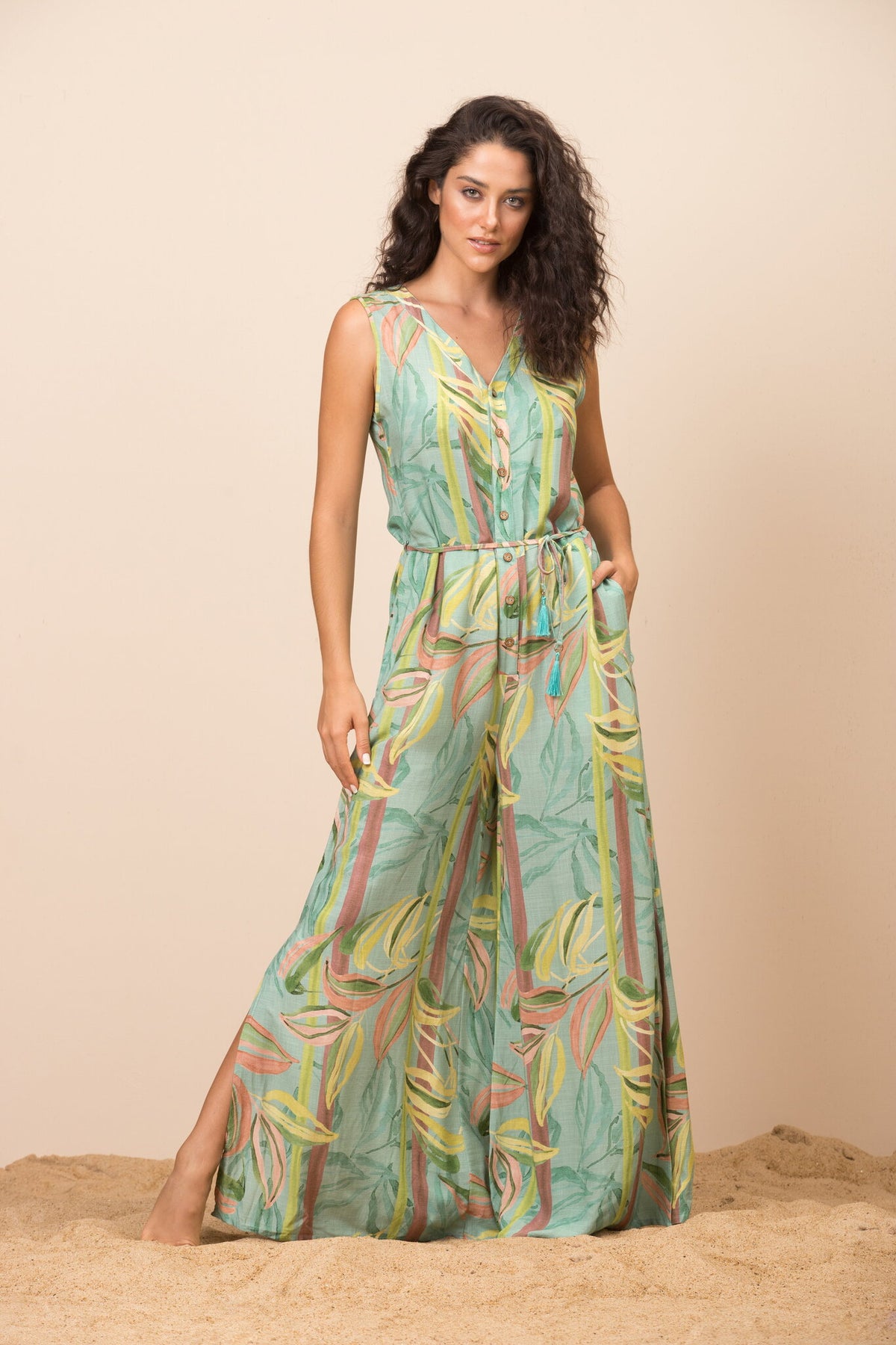 Model Front: La Playa Jumpsuits Macacao Retaga Bambu
