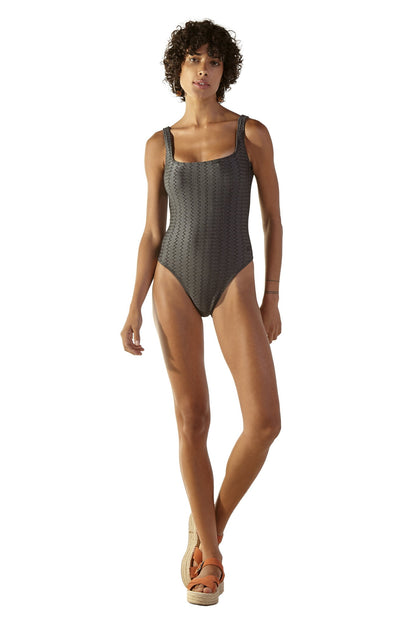 Model Front: Blueman One Piece Swimsuits Textura Zaz Cinza Preto