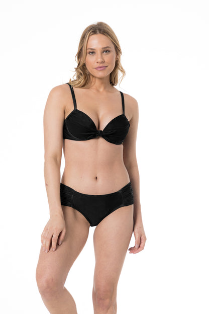 Model Front: Lua Morena Set No Drapeada Media Liso Preto