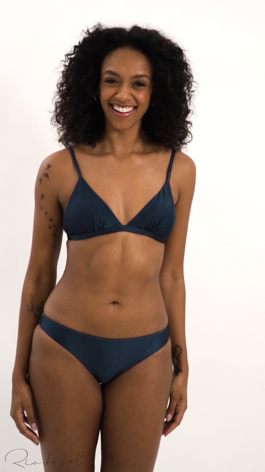 Video: Rio De Sol Bikini Bottoms Bottom Shimmer-Shark Essential-Comfy