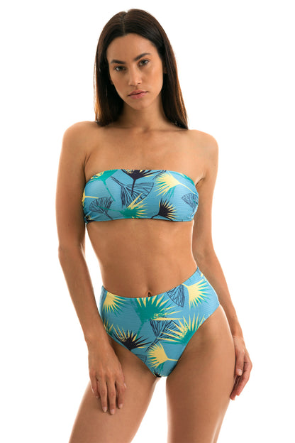 Model Front: Rio De Sol Top Top Flower Geometric Reto